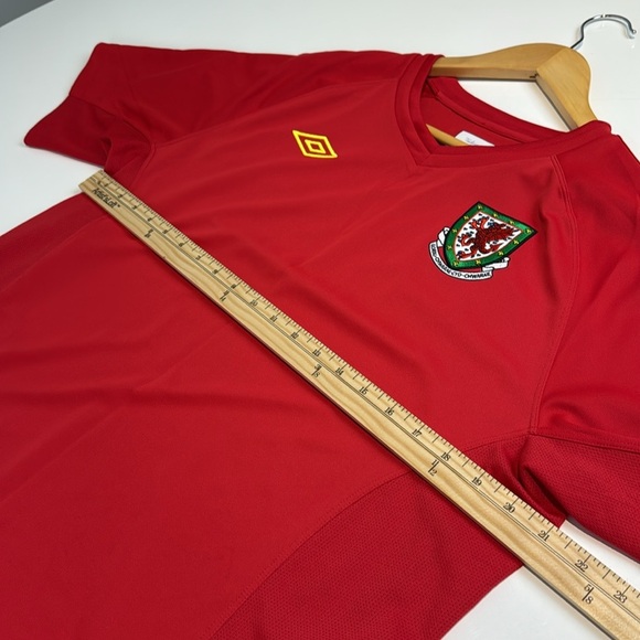 Wales 2010 - 2011 Home Jersey - Umbro Football Kit, Size Large - Picture 5 of 8